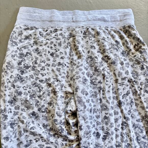 Athleta Balance Jogger Gray Cheetah Print Sweatpants Small - Picture 9 of 11
